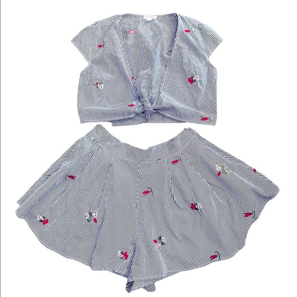 a'gaci Pants - A’ Gaci Striped high Rise pleated pleated skirt and cropped top set size large